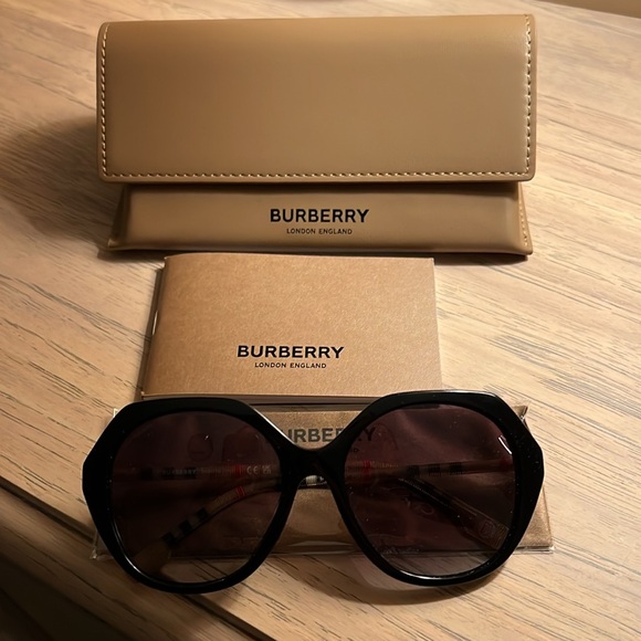 NWOT - BURBERRY VANESSA SUNGLASSES - FULL SET! - Picture 9 of 11